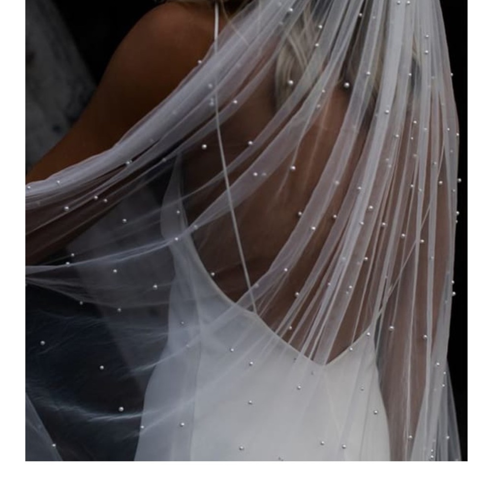 Elegant White Pearl-Embellished Veil